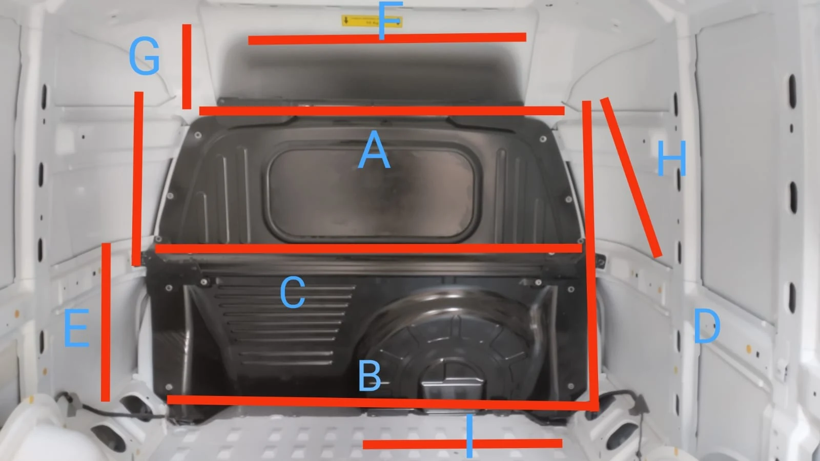 Interior de Fiorino con referencias de relevamiento dimensional