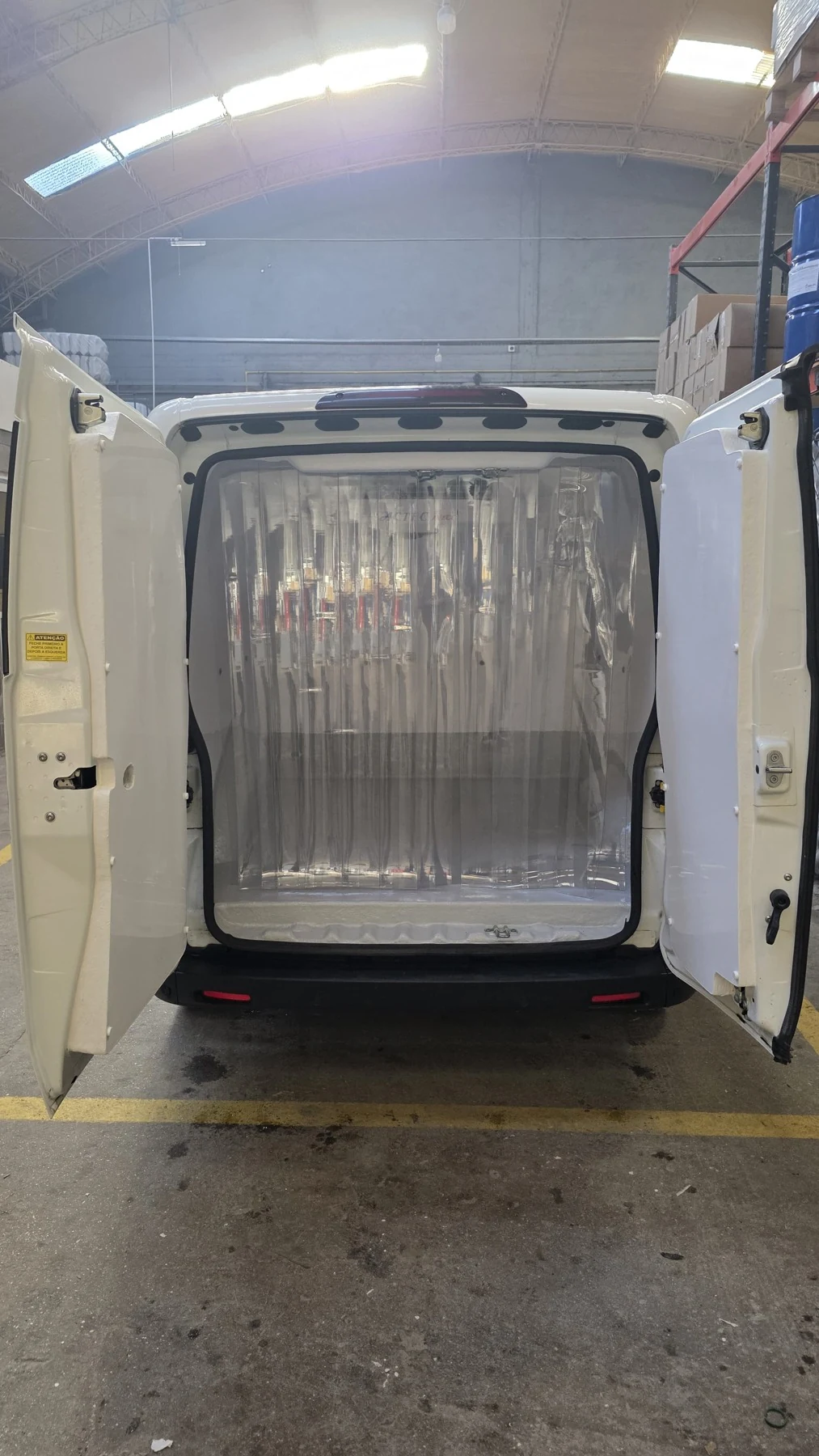 Carrozado instalado en Fiorino con puerta y cortina interior
