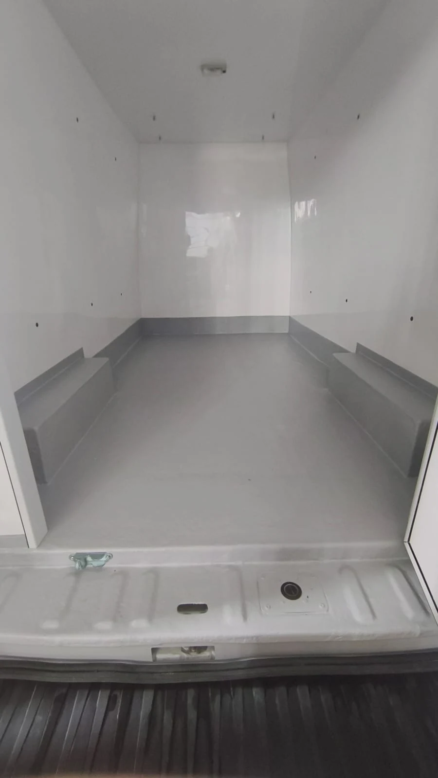 Interior terminado de Transit con pasos de rueda revestidos